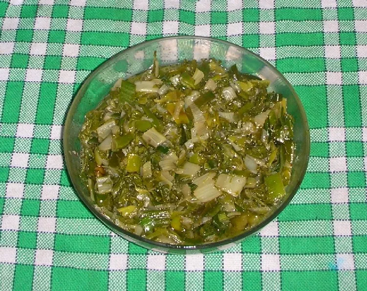 Acelgas rehogadas con ajo y piñones