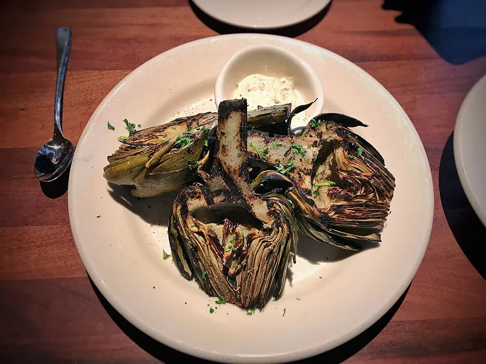 Alcachofas a la plancha con jamón