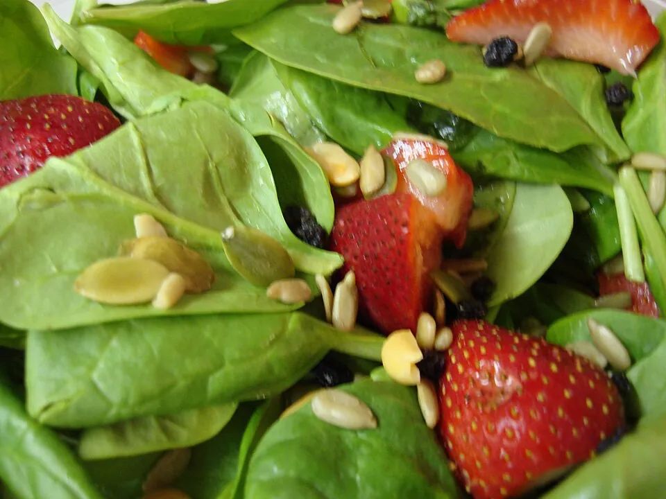 Ensalada de fresas, espinacas y almendras