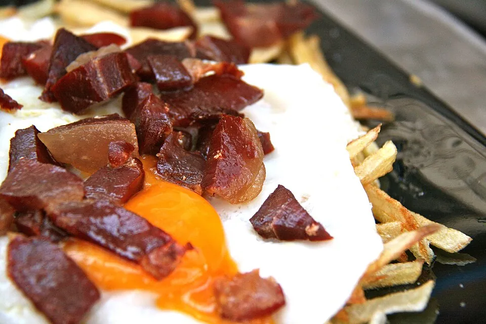 Huevos rotos con trufa