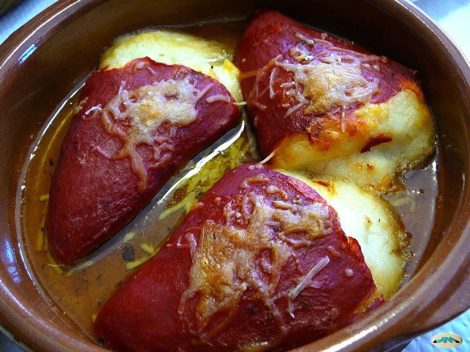 Pimientos del piquillo rellenos de bacalao