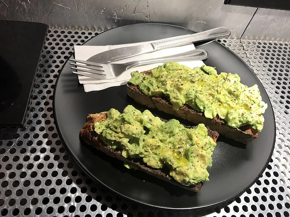 Tostada de aguacate con huevo